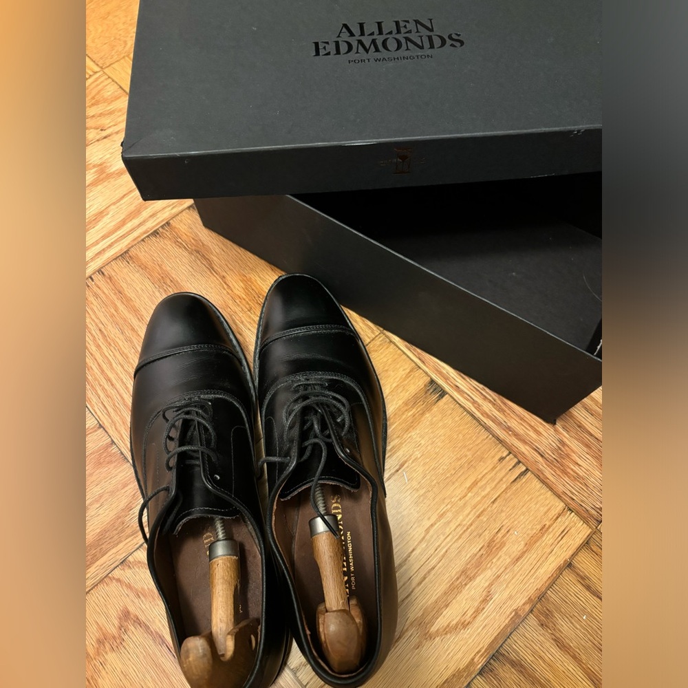 Beautifully kept Allen Edmonds Cap toe Oxford Dress Shoe.